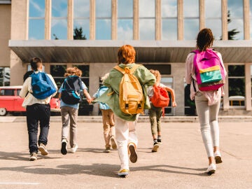 Imagen de varios niños acudiendo al colegio