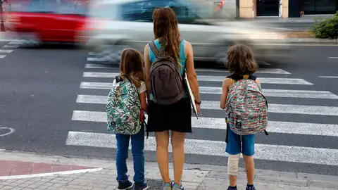 Dos niños, acompañados de un adulto Dos niños, acompañados de un adulto