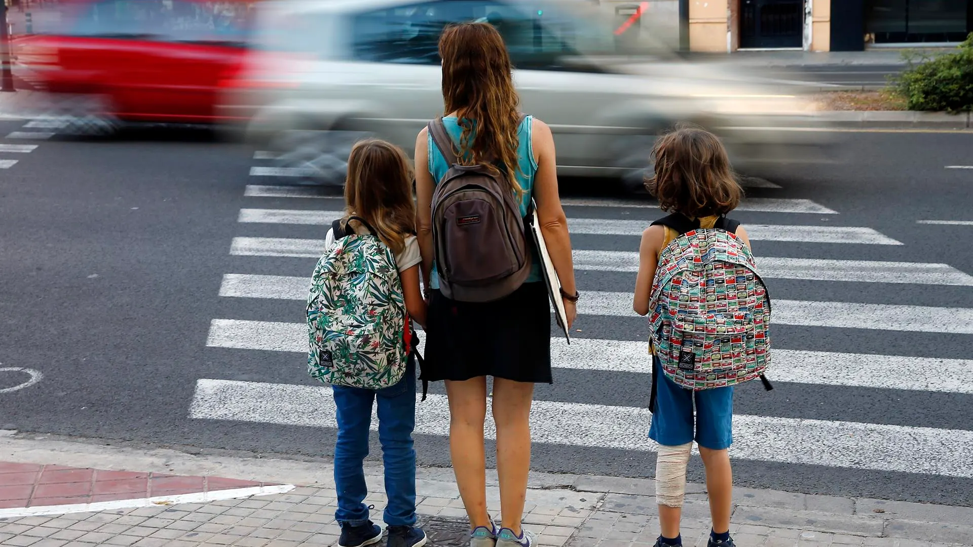Dos niños, acompañados de un adulto Dos niños, acompañados de un adulto