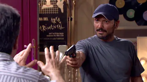 Santiago, a punta de pistola, rinde cuentas con Ismael y Penélope Santiago, a punta de pistola, rinde cuentas con Ismael y Penélope