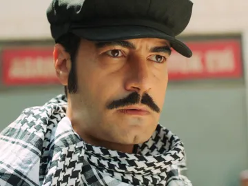 ¡Demir logra escapar de la cárcel con la ayuda de Fikret! ¡Demir logra escapar de la cárcel con la ayuda de Fikret!