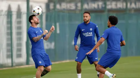 Leo Messi y Neymar, en un entrenamiento del PSG Leo Messi y Neymar, en un entrenamiento del PSG