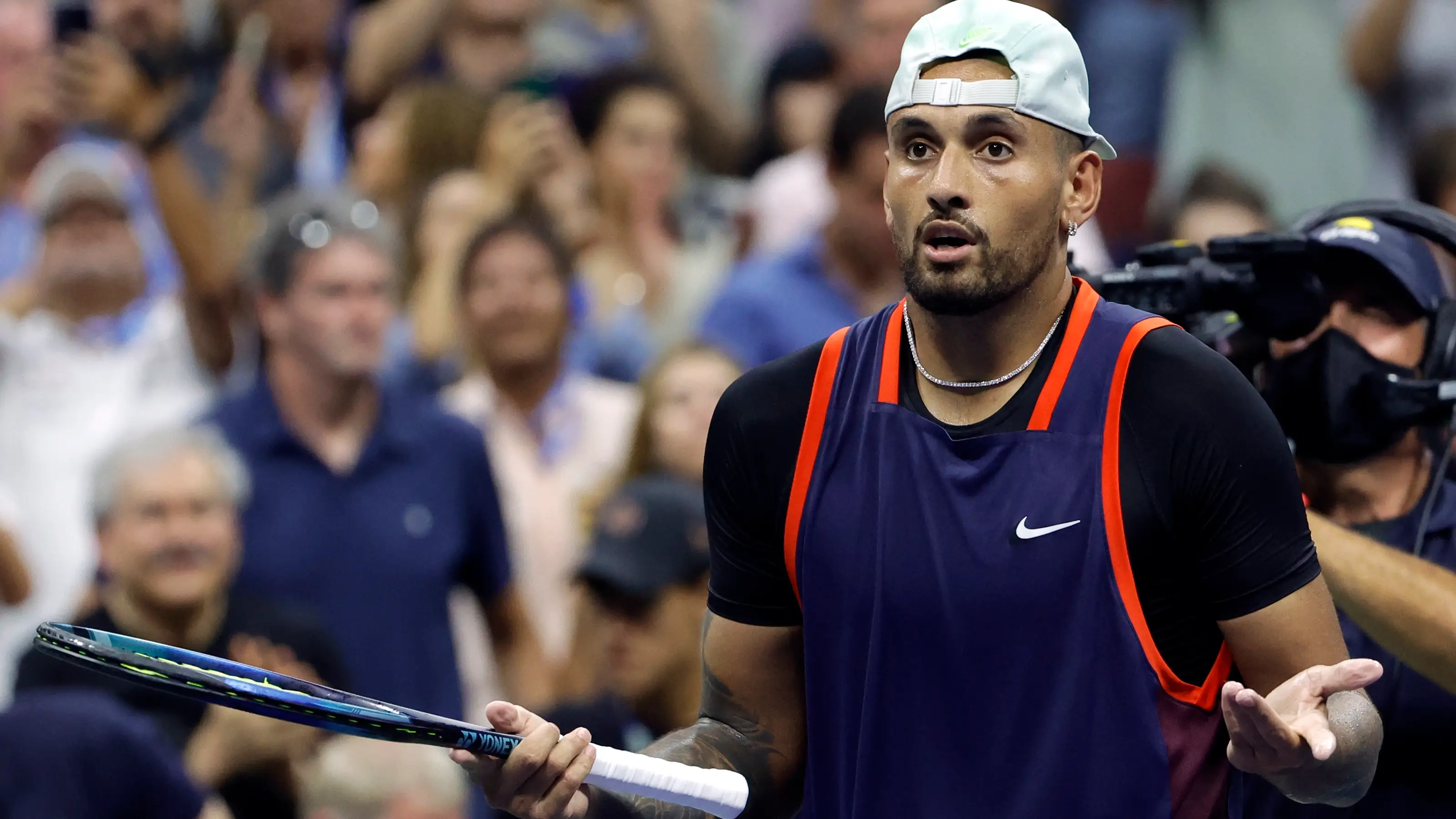 Nick Kyrgios gesticula en su partido frente a Medvedev en el US Open