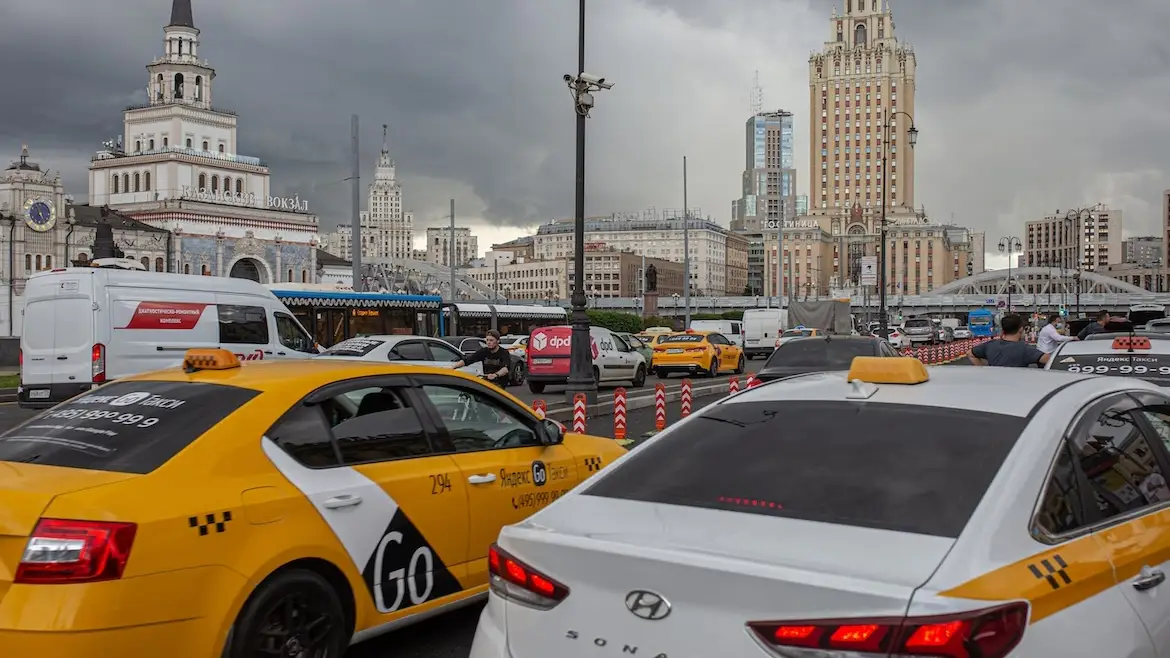 Varios taxis en el centro de Mosc&uacute;