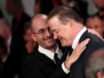 Darren Aronofsky abraza a Brendan Fraser Darren Aronofsky abraza a Brendan Fraser