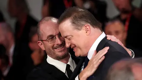 Darren Aronofsky abraza a Brendan Fraser Darren Aronofsky abraza a Brendan Fraser