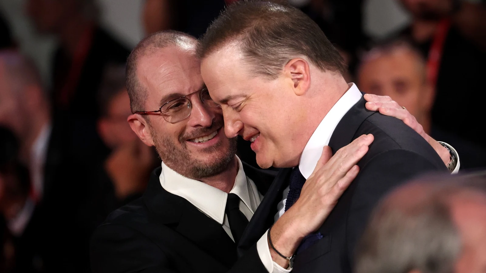 Darren Aronofsky abraza a Brendan Fraser Darren Aronofsky abraza a Brendan Fraser