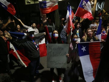 Chilenos celebrando el no a la Constitución