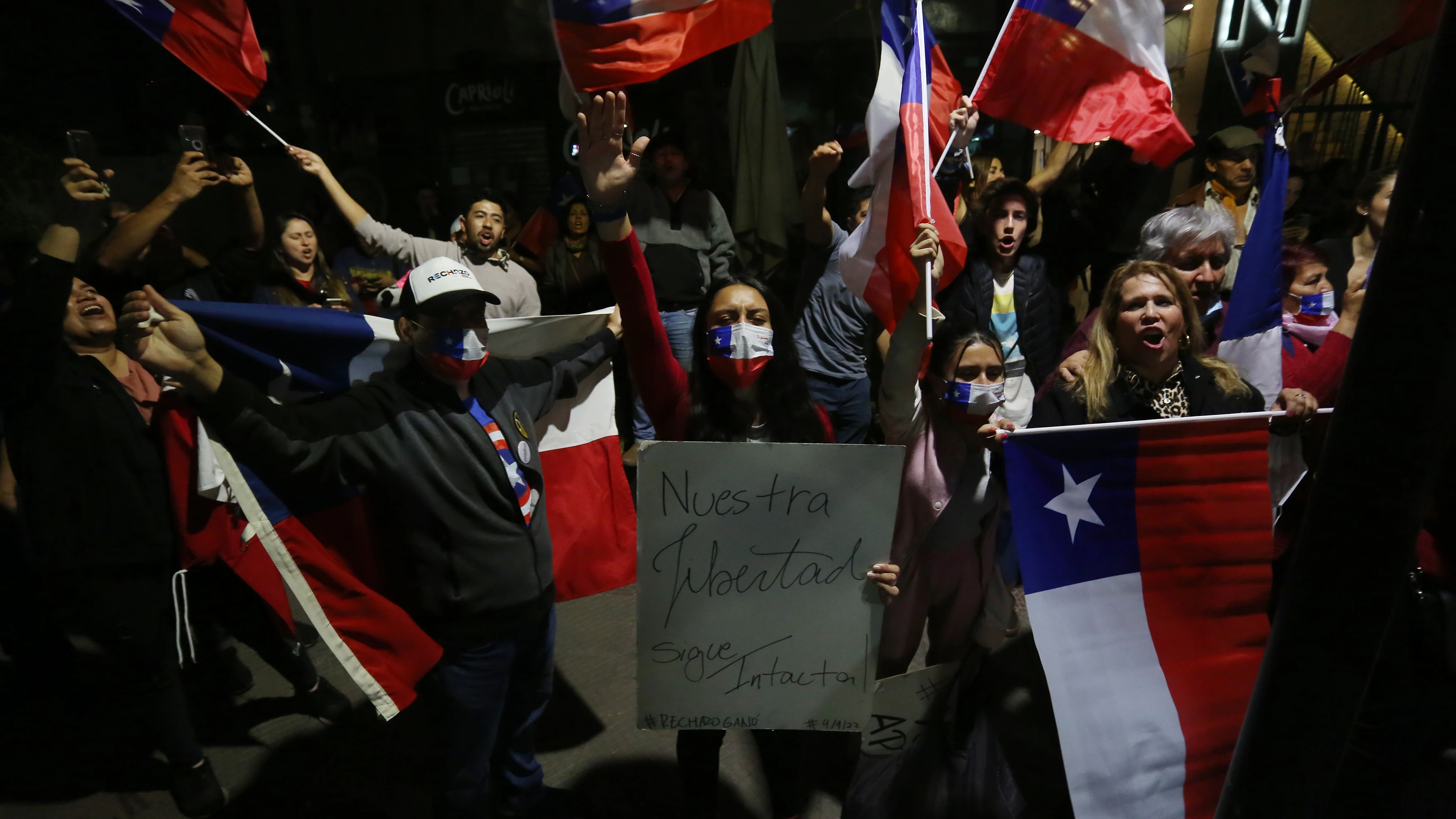 Chilenos celebrando el no a la Constituci&oacute;n