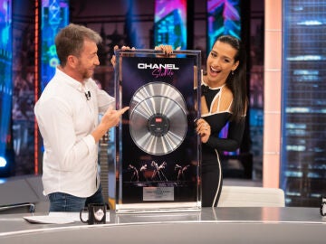 'El Hormiguero 3.0' hace entrega a Chanel de su doble disco platino al llevar... ¡más de 80.000 copias vendidas!