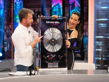 'El Hormiguero 3.0' hace entrega a Chanel de su doble disco platino al llevar... ¡más de 80.000 copias vendidas! 'El Hormiguero 3.0' hace entrega a Chanel de su doble disco platino al llevar... ¡más de 80.000 copias vendidas!