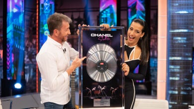 'El Hormiguero 3.0' hace entrega a Chanel de su doble disco platino al llevar... ¡más de 80.000 copias vendidas!