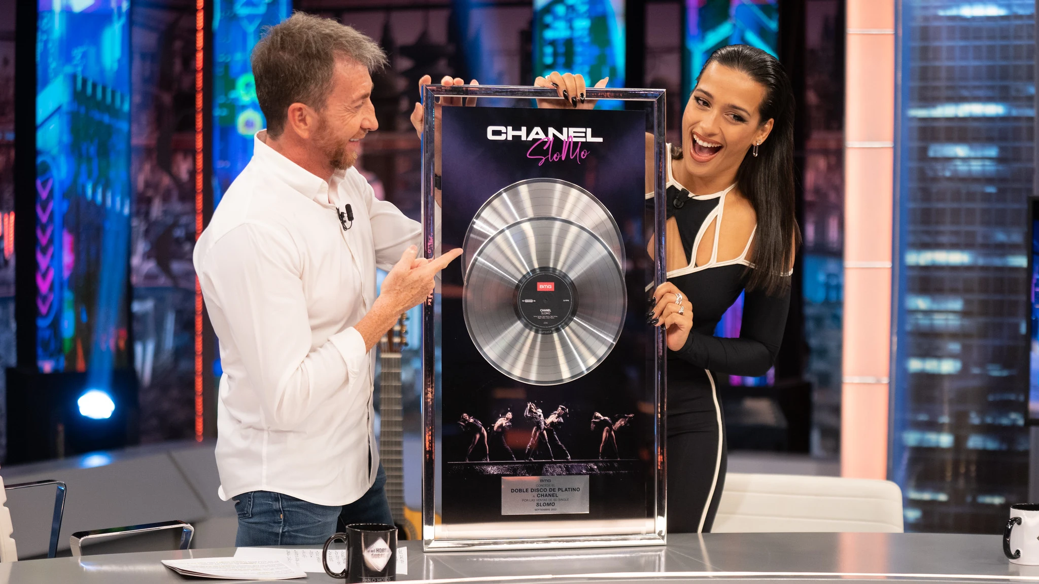 'El Hormiguero 3.0' hace entrega a Chanel de su doble disco platino al llevar... ¡más de 80.000 copias vendidas! 'El Hormiguero 3.0' hace entrega a Chanel de su doble disco platino al llevar... ¡más de 80.000 copias vendidas!