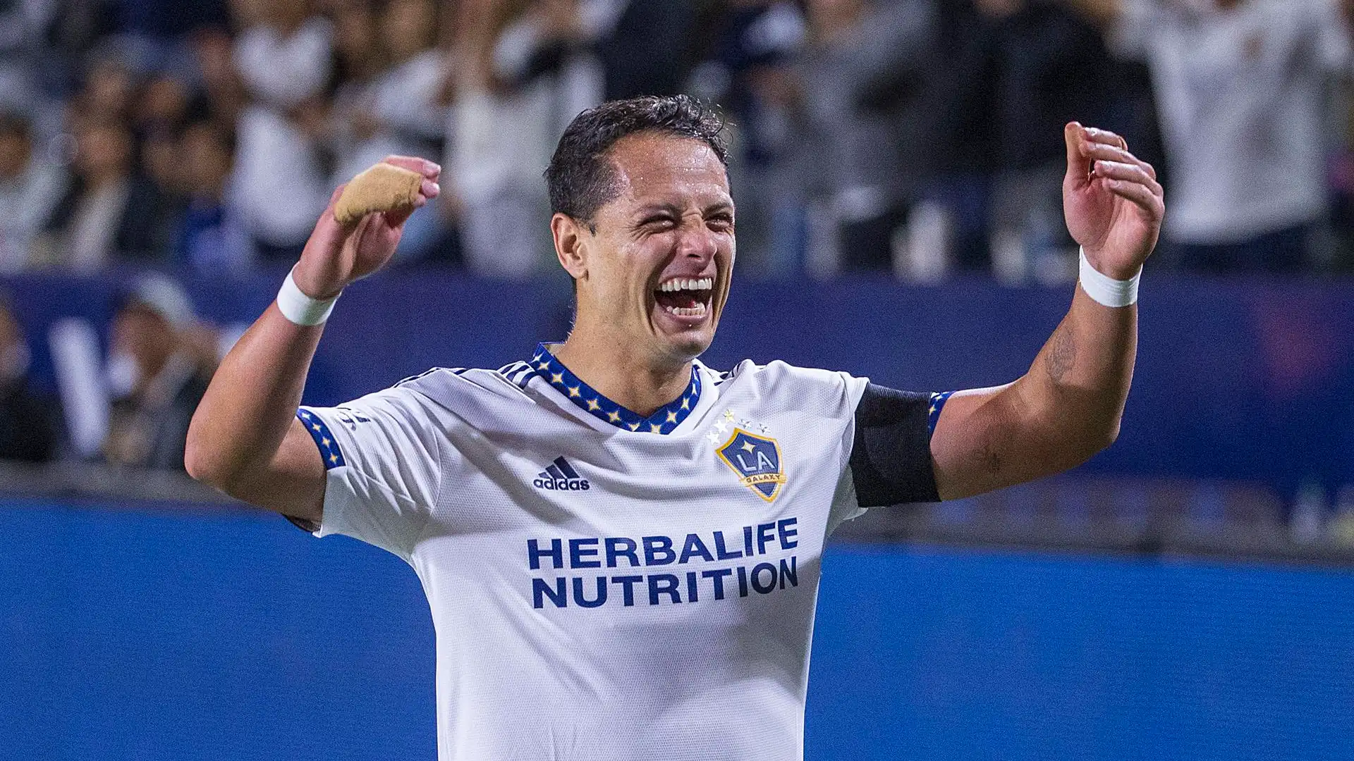 Chicharito celebra un gol con los Galaxy Chicharito celebra un gol con los Galaxy