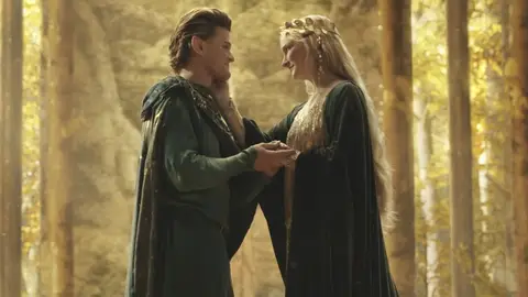 Galadriel y Elrond en 'Los Anillos de Poder' Galadriel y Elrond en 'Los Anillos de Poder'