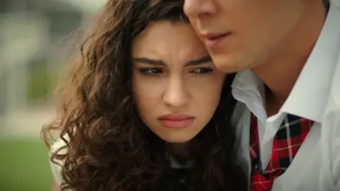 Doruk consuela a Asiye y, una vez más, intenta arreglar las cosas con ella Doruk consuela a Asiye y, una vez más, intenta arreglar las cosas con ella