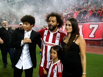 Marcelo, acompañado de su familia en el estadio del Olympiacos Marcelo, acompañado de su familia en el estadio del Olympiacos