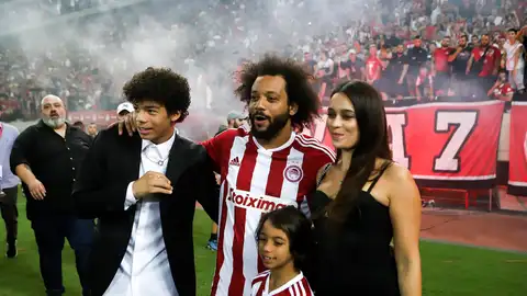 Marcelo, acompañado de su familia en el estadio del Olympiacos Marcelo, acompañado de su familia en el estadio del Olympiacos