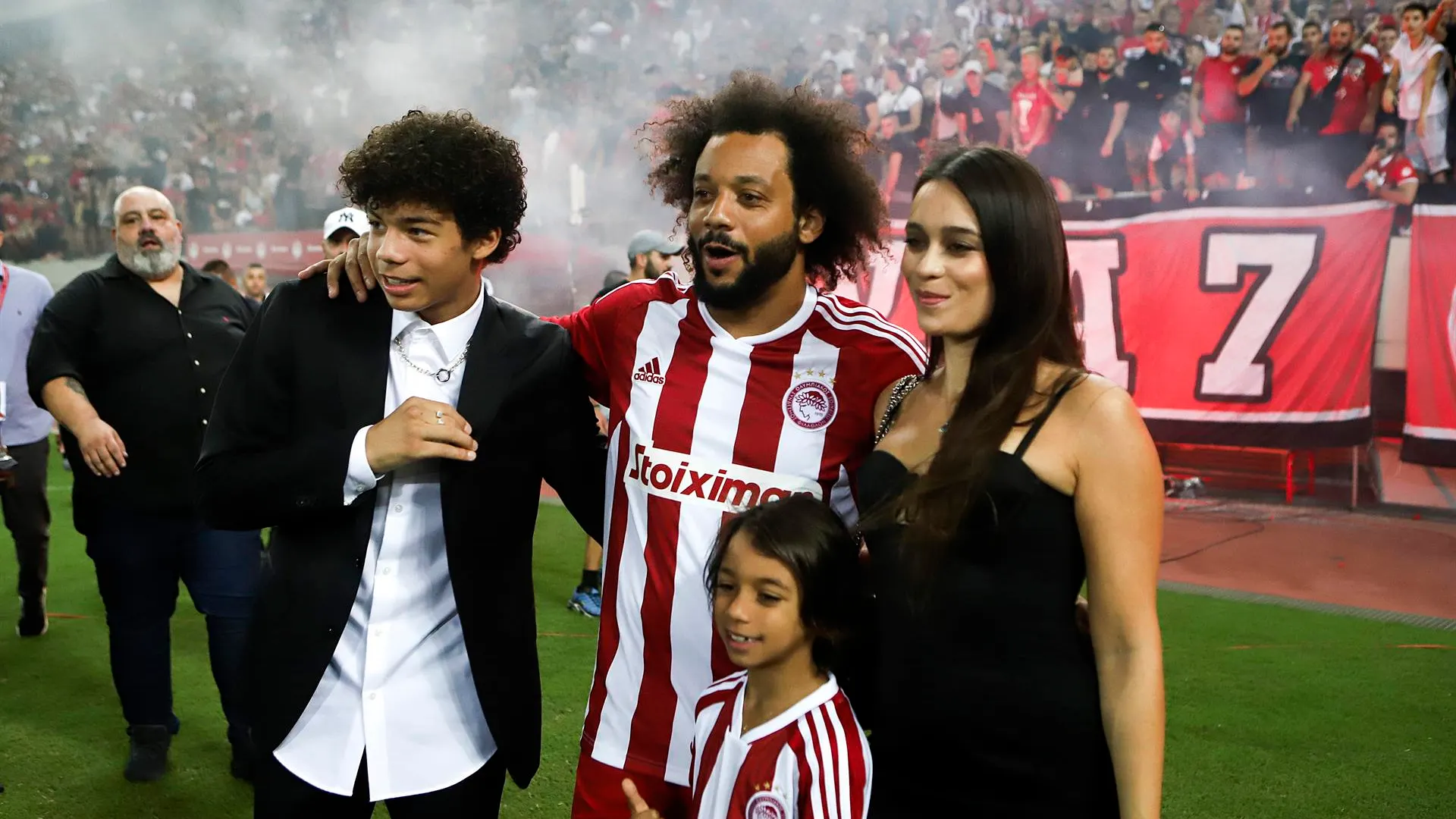 Marcelo, acompañado de su familia en el estadio del Olympiacos Marcelo, acompañado de su familia en el estadio del Olympiacos