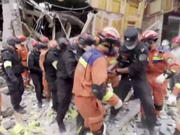 Los servicios de rescate de China, tras el terremoto