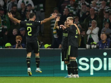 Modric, Valverde y Carvajal celebran un gol en Celtic Park