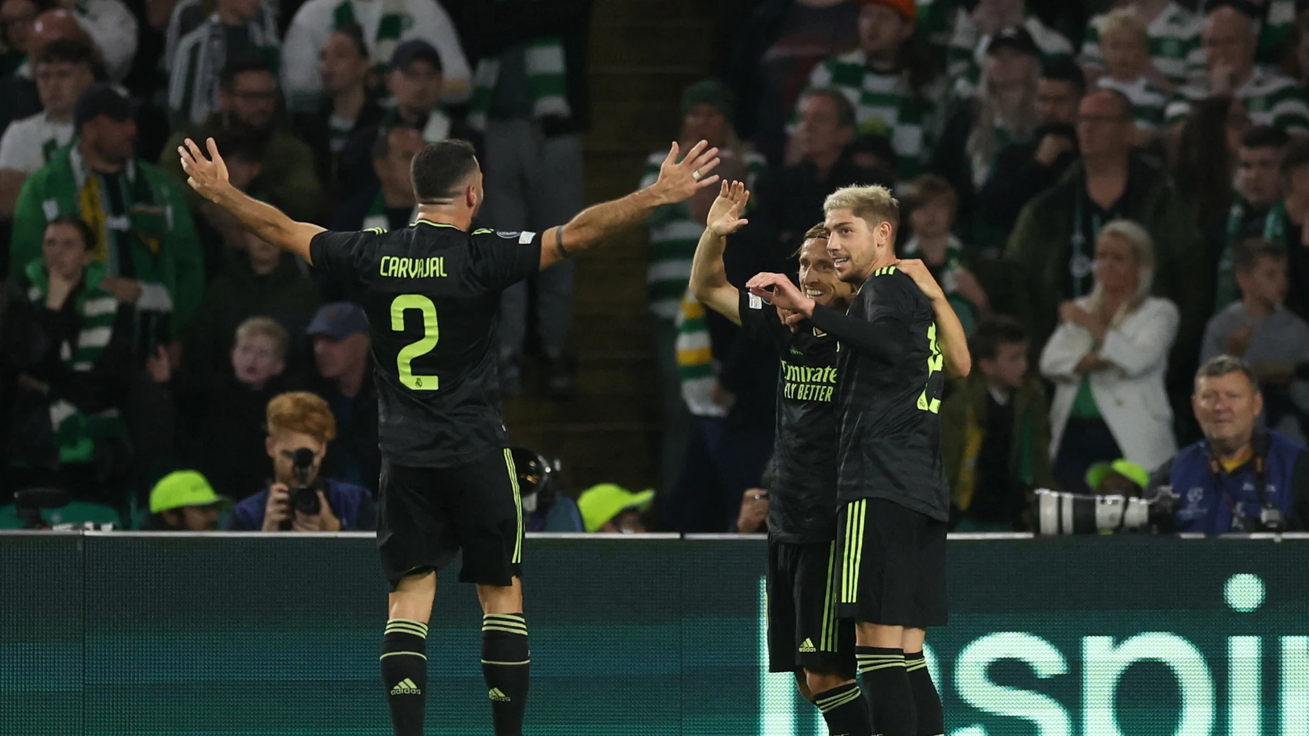 Modric, Valverde y Carvajal celebran un gol en Celtic Park