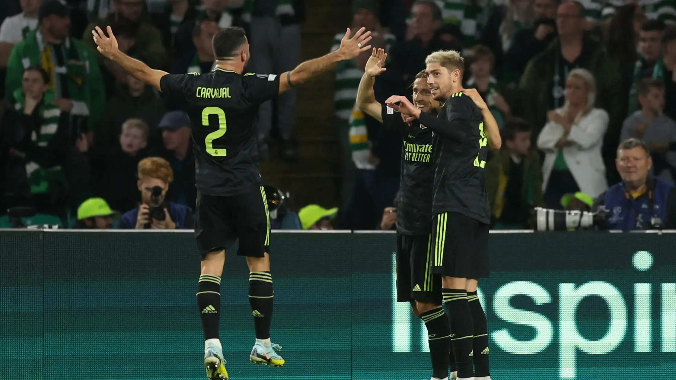 Modric, Valverde y Carvajal celebran un gol en Celtic Park