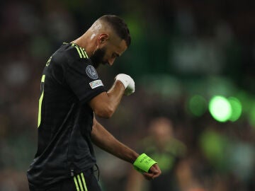 Benzema se retira de Celtic Park tras sus molestias en la rodilla