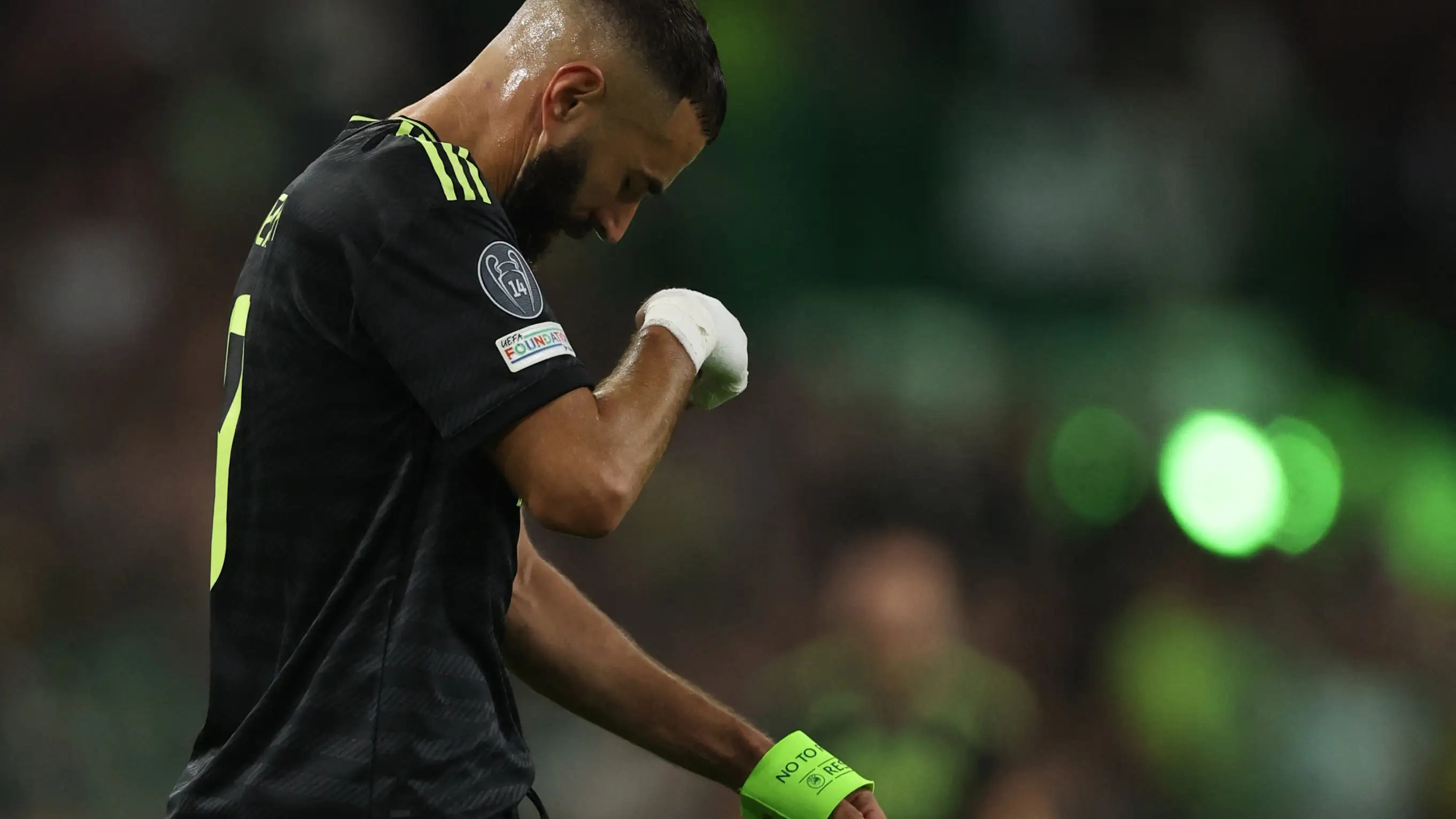 Benzema se retira de Celtic Park tras sus molestias en la rodilla Benzema se retira de Celtic Park tras sus molestias en la rodilla