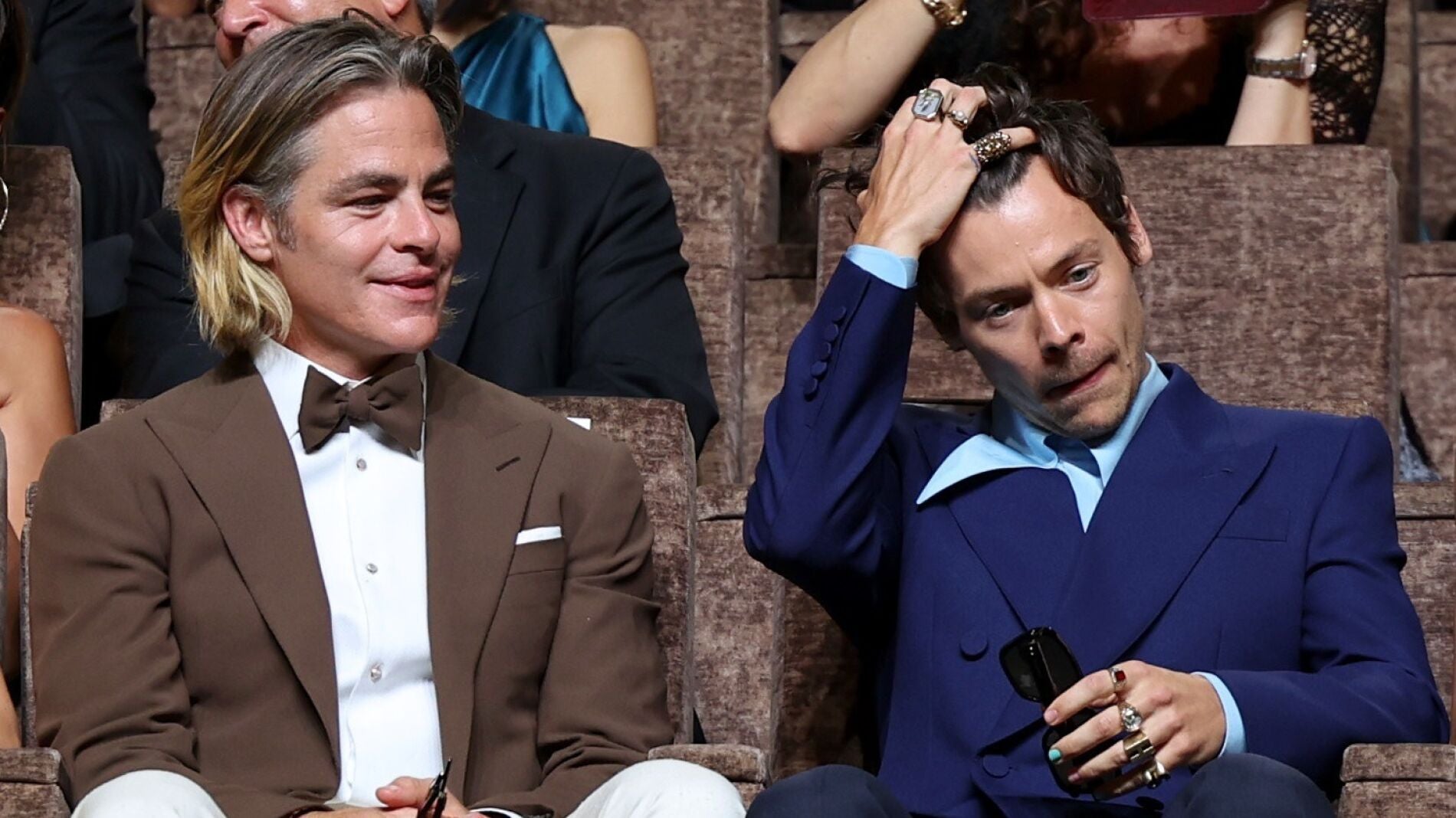 El vídeo viral donde Harry Styles escupe a Chris Pine en la tensa