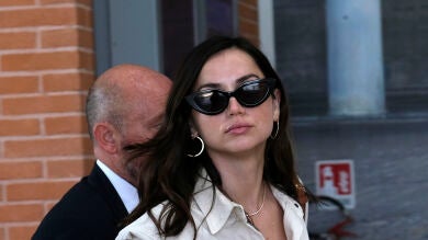 La inesperada llegada de Ana de Armas junto a su novio Paul Boukadakis a Venecia