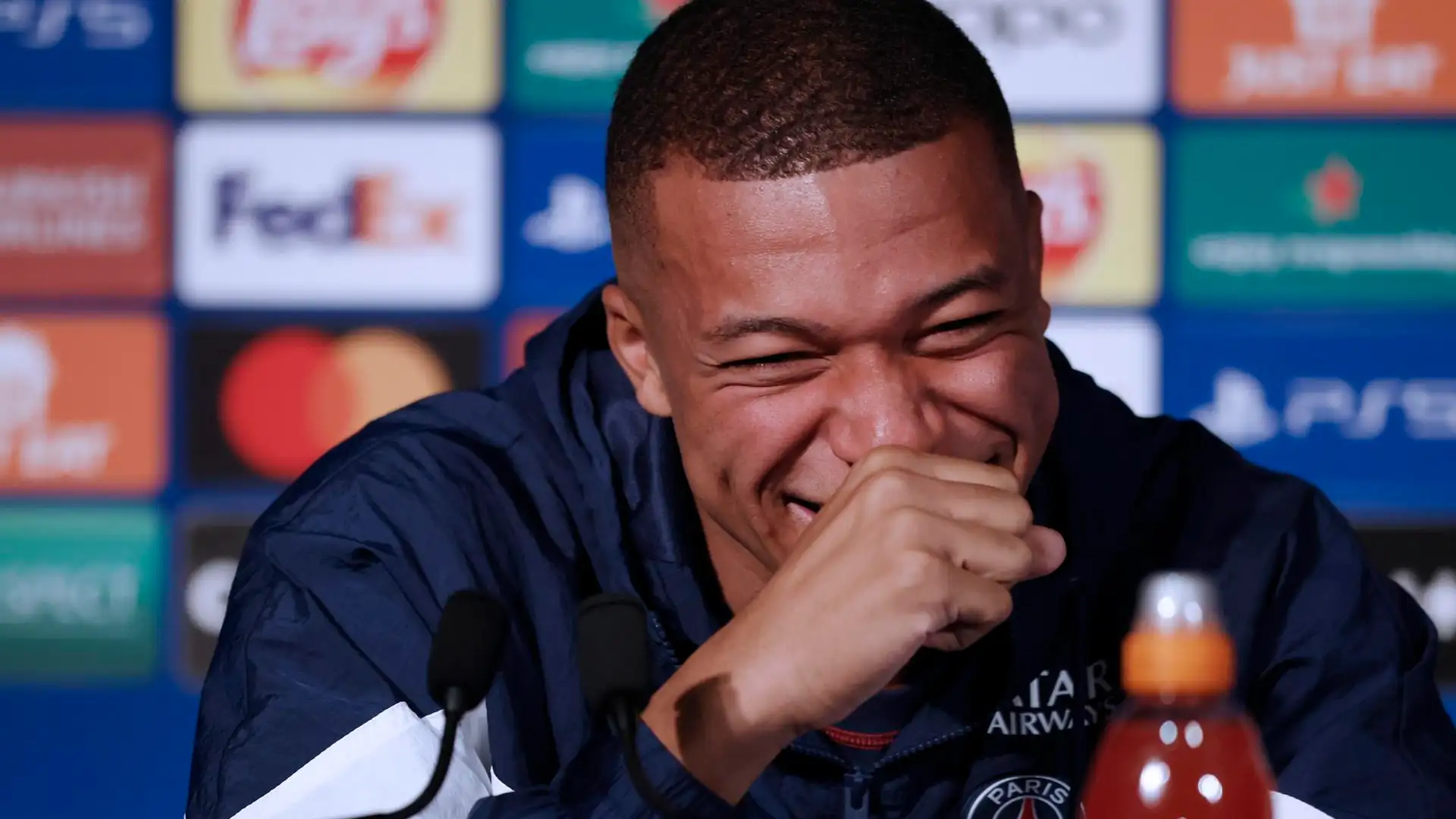 Las risas de Mbapp&eacute; en rueda de prensa