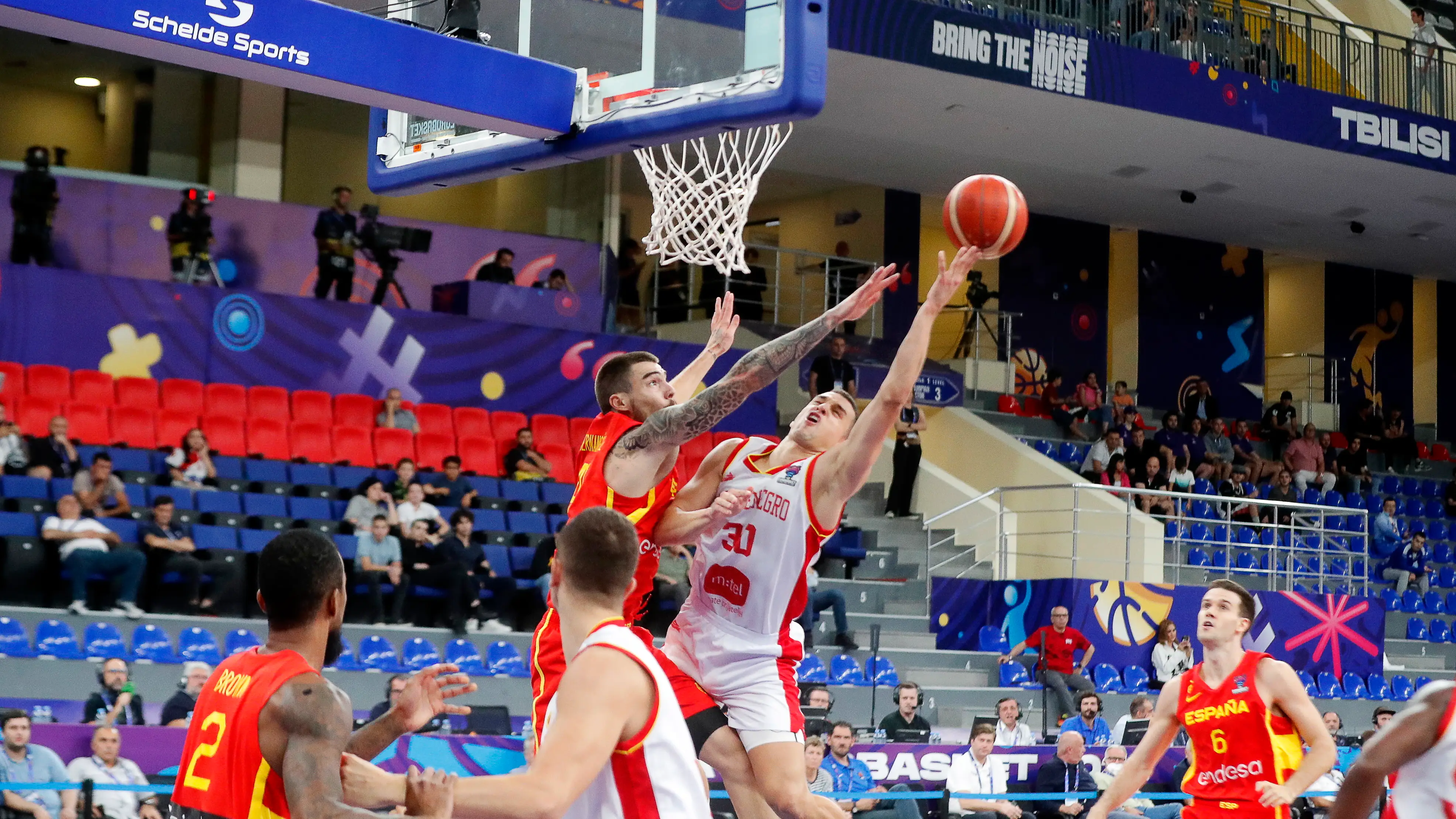Juancho Hernangomez defiende una acción ante Montenegro Juancho Hernangomez defiende una acción ante Montenegro