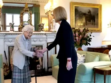 La reina Isabel II recibe a la nueva primera ministra de Reino Unido, Liz Truss La reina Isabel II recibe a la nueva primera ministra de Reino Unido, Liz Truss