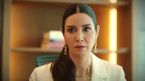 Suzan le confiesa a Ömer toda la verdad: "Yo no te abandoné. Tu abuelo te separó de mí" Suzan le confiesa a Ömer toda la verdad: "Yo no te abandoné. Tu abuelo te separó de mí"