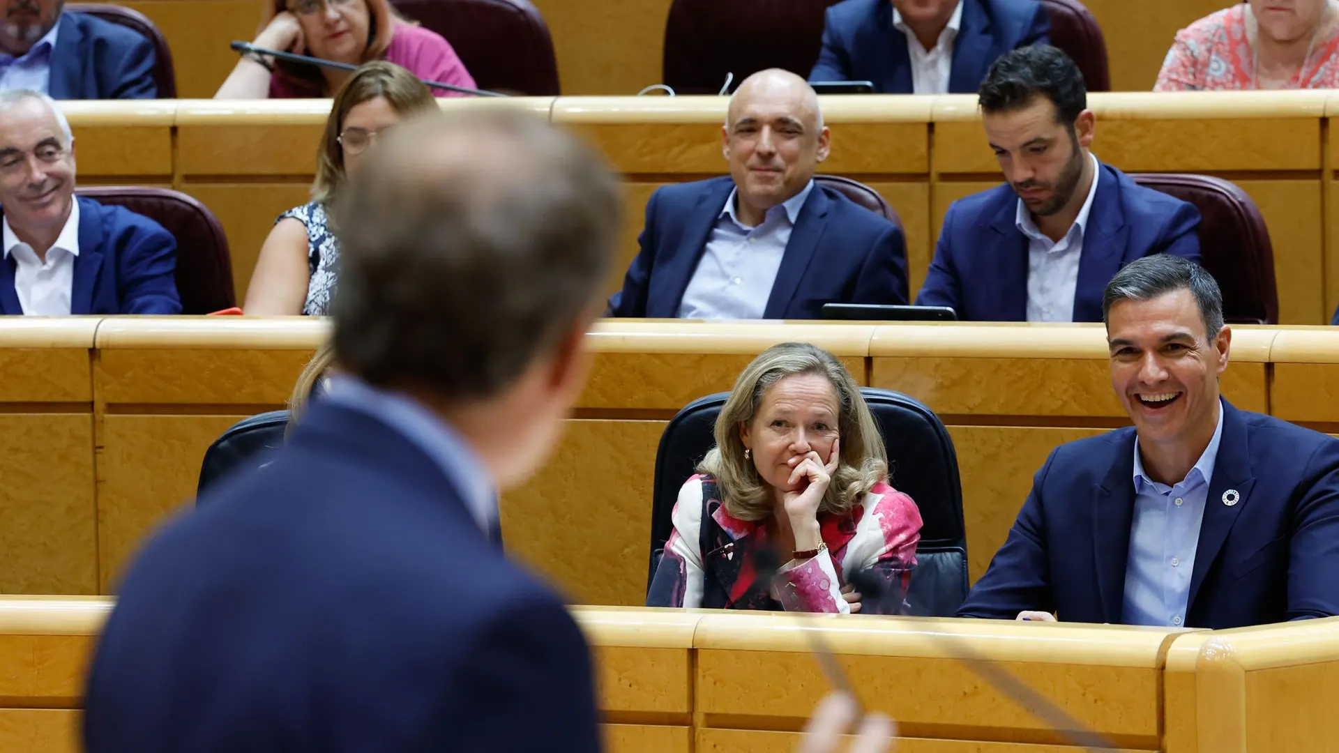 El presidente del Gobierno, Pedro S&aacute;nchez (d), y la vicepresidenta primera y ministra de Asuntos Econ&oacute;micos y Transformaci&oacute;n Digital, Nadia Calvi&ntilde;o.