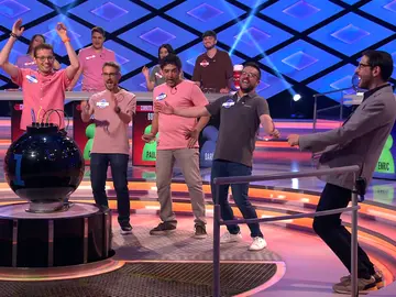 Momento surrealista en ‘¡Boom!’: ‘Si Bemol’ recrea las canciones ‘El tiburón’ y ‘Paquito el chocolatero’ Momento surrealista en ‘¡Boom!’: ‘Si Bemol’ recrea las canciones ‘El tiburón’ y ‘Paquito el chocolatero’