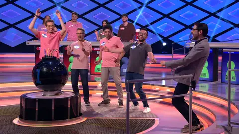Momento surrealista en ‘¡Boom!’: ‘Si Bemol’ recrea las canciones ‘El tiburón’ y ‘Paquito el chocolatero’ Momento surrealista en ‘¡Boom!’: ‘Si Bemol’ recrea las canciones ‘El tiburón’ y ‘Paquito el chocolatero’