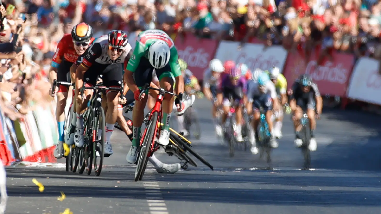 Momento de la caída de Roglic en el esprint en Tomares Momento de la caída de Roglic en el esprint en Tomares