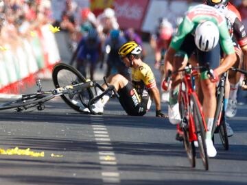 Primoz Roglic tras caerse en la etapa de este martes en La Vuelta España