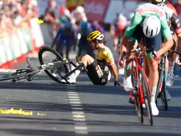 Primoz Roglic tras caerse en la etapa de este martes en La Vuelta España Primoz Roglic tras caerse en la etapa de este martes en La Vuelta España