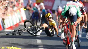 Primoz Roglic tras caerse en la etapa de este martes en La Vuelta España
