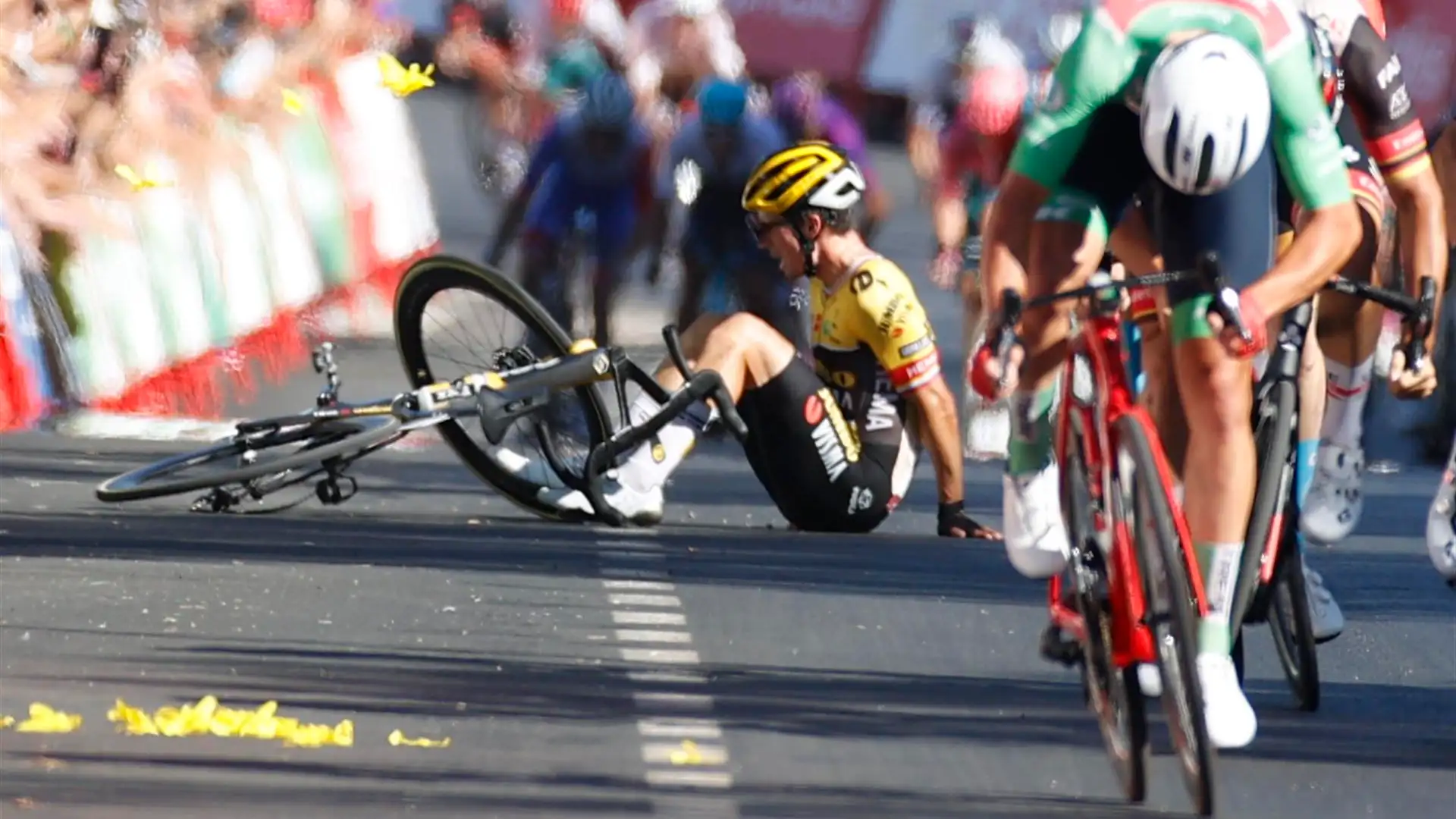 Primoz Roglic tras caerse en la etapa de este martes en La Vuelta España Primoz Roglic tras caerse en la etapa de este martes en La Vuelta España