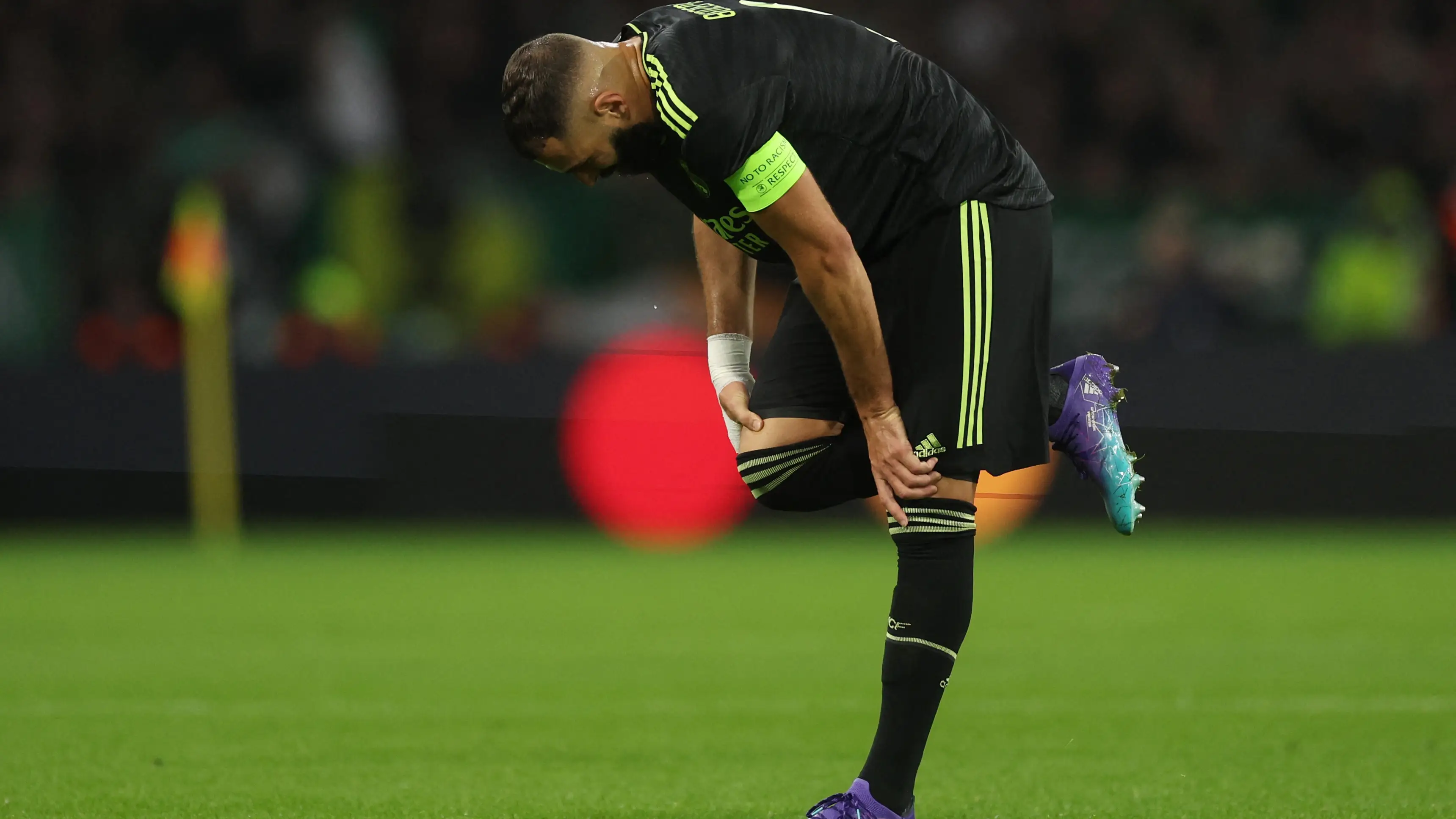 Karim Benzema, antes de retirarse del partido ante el Celtic de Glasgow