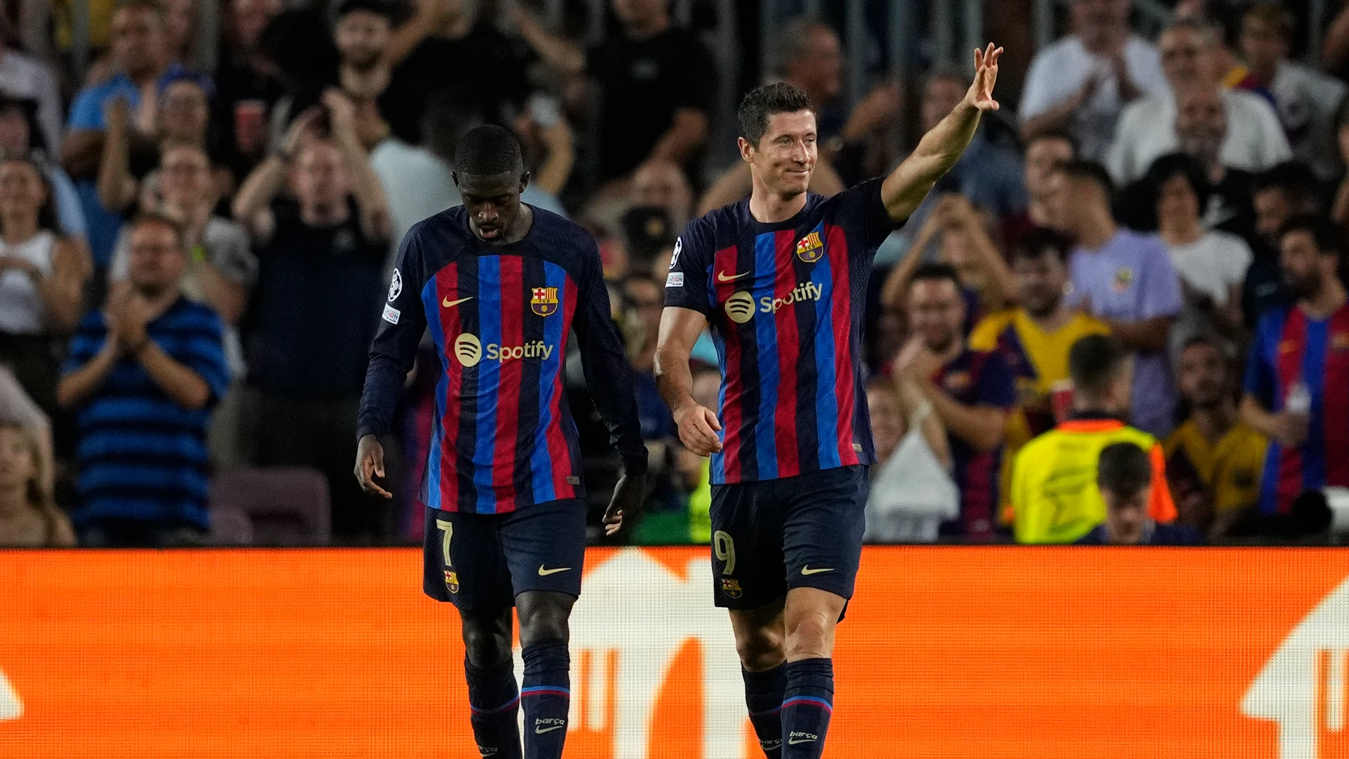 Lewandowski y Dembele celebran un gol en el Camp Nou