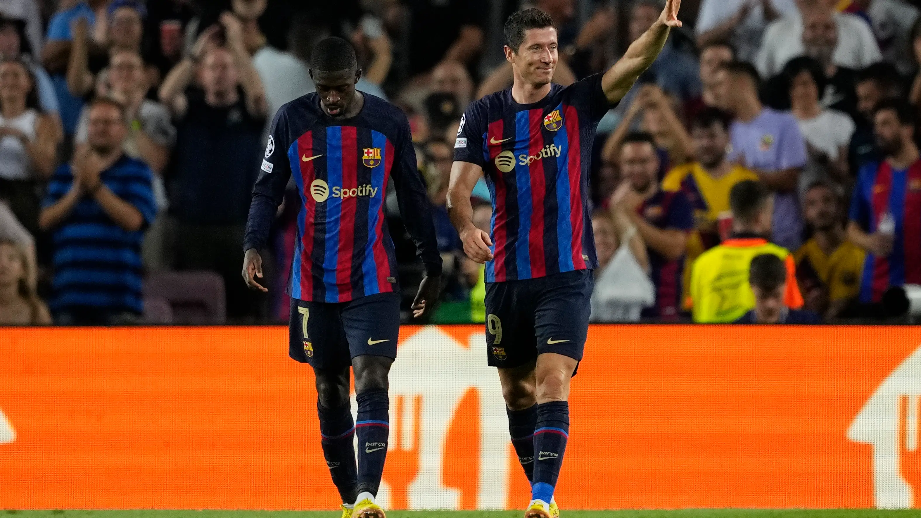 Lewandowski y Dembele celebran un gol en el Camp Nou Lewandowski y Dembele celebran un gol en el Camp Nou