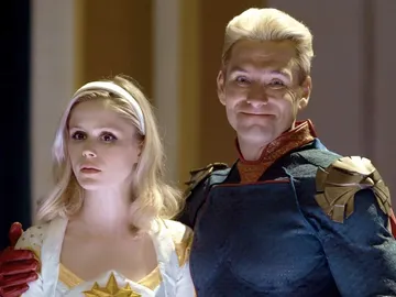 Erin Moriarty y Tony Starr como Luz Estelar y Patriota en 'The Boys' Erin Moriarty y Tony Starr como Luz Estelar y Patriota en 'The Boys'