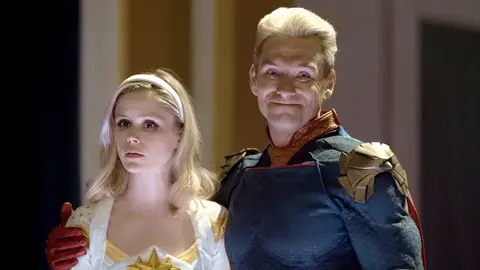 Erin Moriarty y Tony Starr como Luz Estelar y Patriota en 'The Boys' Erin Moriarty y Tony Starr como Luz Estelar y Patriota en 'The Boys'