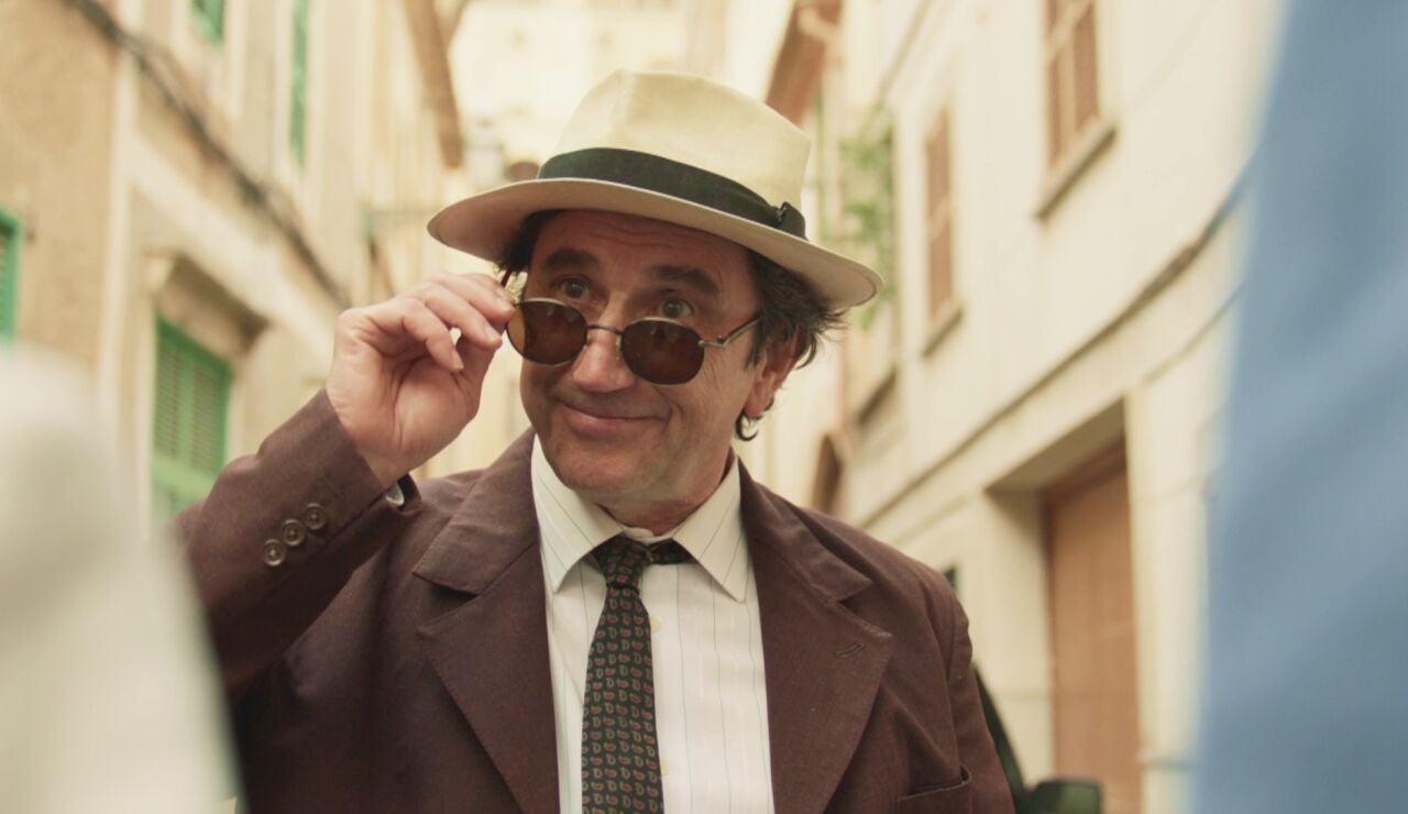 Un hombre misterioso persigue a los agentes de polic&iacute;a para hacerles una interesante oferta