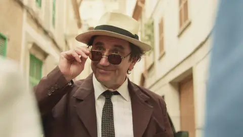 Un hombre misterioso persigue a los agentes de policía para hacerles una interesante oferta Un hombre misterioso persigue a los agentes de policía para hacerles una interesante oferta